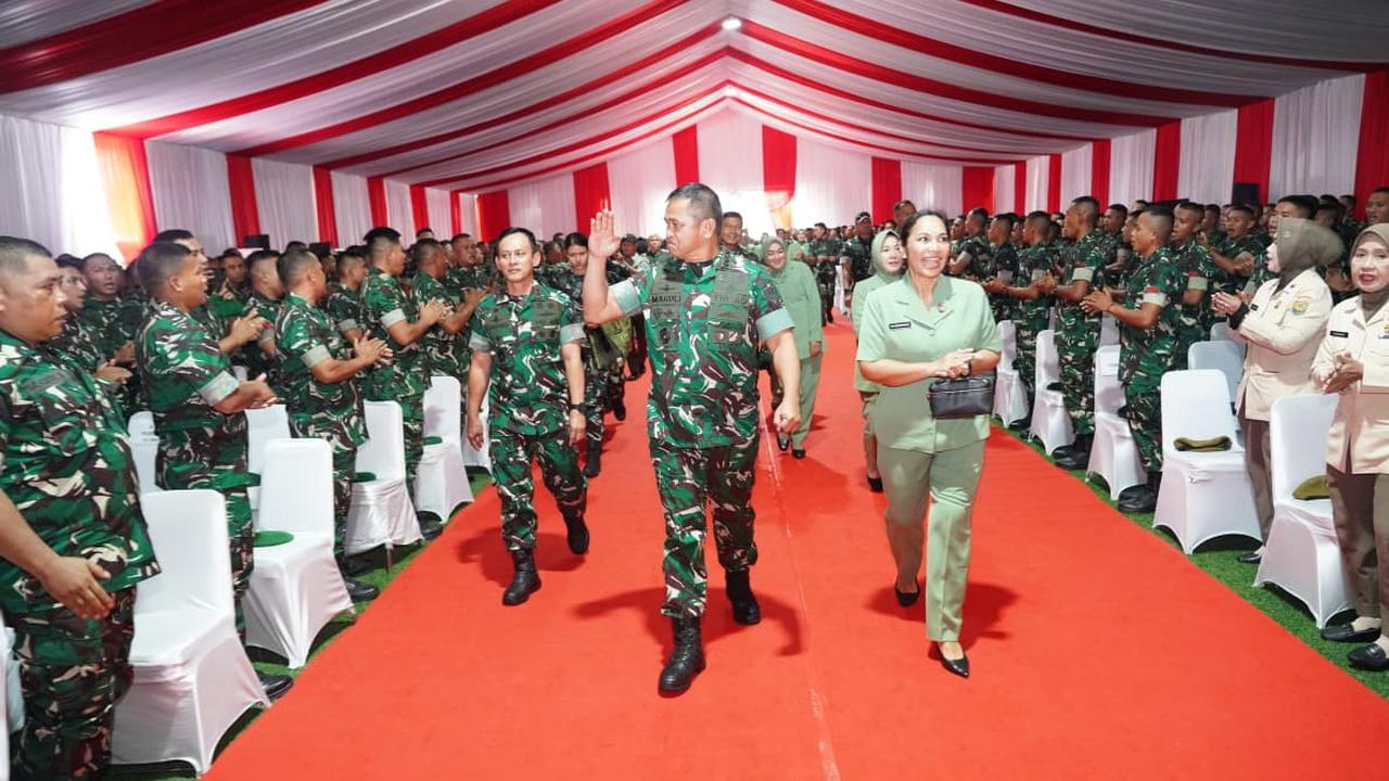 Kasad Jenderal TNI Maruli Simanjuntak saat memberikan pengarahan kepada prajurit, PNS, dan anggota Persit Kartika Chandra Kirana (KCK) dalam kunjungan kerjanya di Makodam II/Sriwijaya, Palembang, Rabu (5/11/2025).