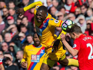 Pemain Crystal Palace, Christian Benteke (kiri) berduel dengan pemain Liverpool, Lucas Leiva (kanan) pada lanjutan Premier League di Anfield Stadium, Liverpool, (23/4/2017). Liverpool kalah 1-2. (EPA/Peter Powell)