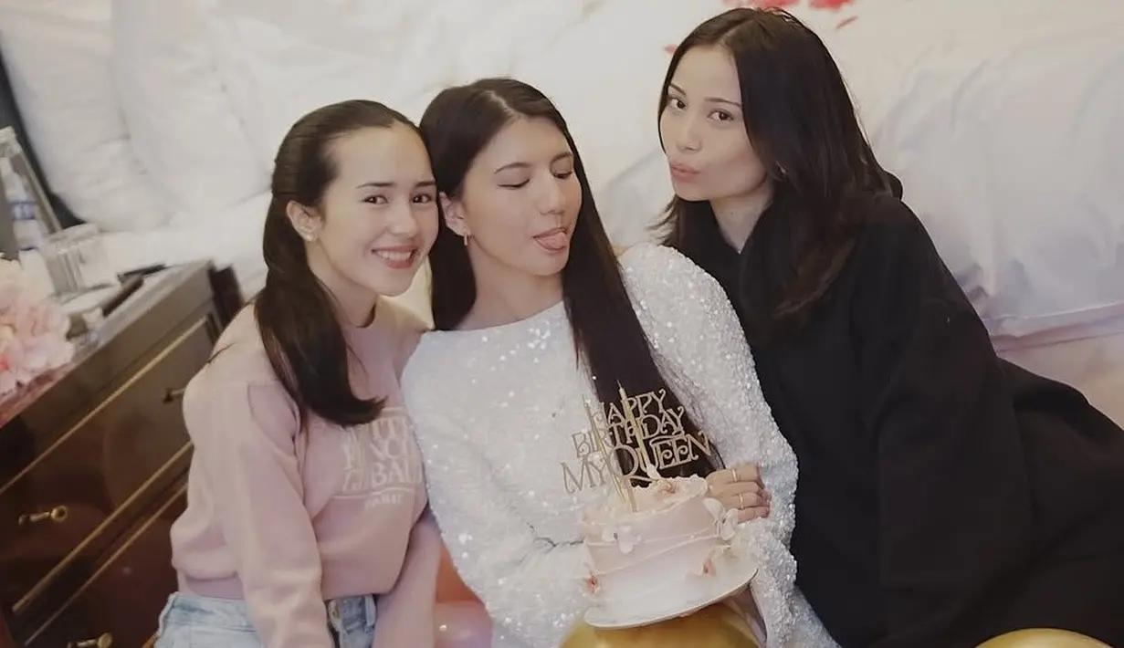 Cassandra Lee bertambah usia, Beby Tsabina dan Sephora Sievert ikut merasakan kebahagiaan. Dalam beberapa potret yang dibagikan, terlihat suasana yang akrab dan hangat di antara mereka. Tak sedikit netizen yang ikut memberikan ucapan selamat serta mendoakan kebahagiaan Cassandra di usianya yang ke-24 tahun. Momen tersebut tersebut tentunya sangat berkesan bagi Cassandra. (Liputan6.com/IG/@cassandraslee)