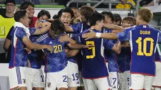 Para pemain Jepang berselebrasi setelah rekan mereka Ao Tanaka, kiri tengah, mencetak gol keempat untuk timnya ke gawang Jerman pada laga uji coba internasional di Stadion Volkswagen Arena, Minggu (10/9/2023) dini hari WIB. (AP Photo/Martin Meissner)