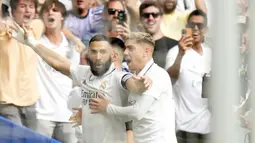 Pada menit ke-12 Real Madrid unggul 1-0 lewat gol Karim Benzema. Ia berhasil memanfaatkan bola muntah hasil tendangan Vinicius Junior yang berhasil diblok kiper Barcelona Marc-Andre ter Stegen. (AP/Manu Fernandez)