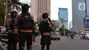 Aparat kepolisian bersenjata lengkap bersiaga di kawasan Bundaran Hotel Indonesia (HI),  Jakarta, Rabu (12/5/2021). Pengamanan ketat tersebut dilakukan untuk menjaga perayan Idul Fitri 1442 di jantung Ibu Kota. (Liputan6.com/Angga Yuniar)