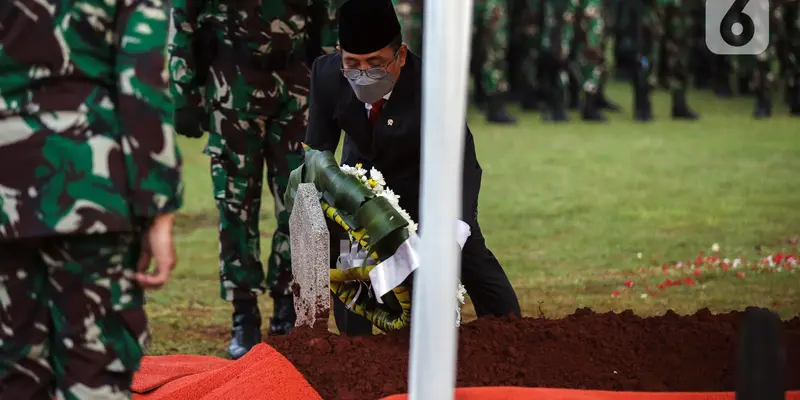 FOTO: Prosesi Pemakaman Menpan RB Tjahjo Kumolo di TMP Kalibata