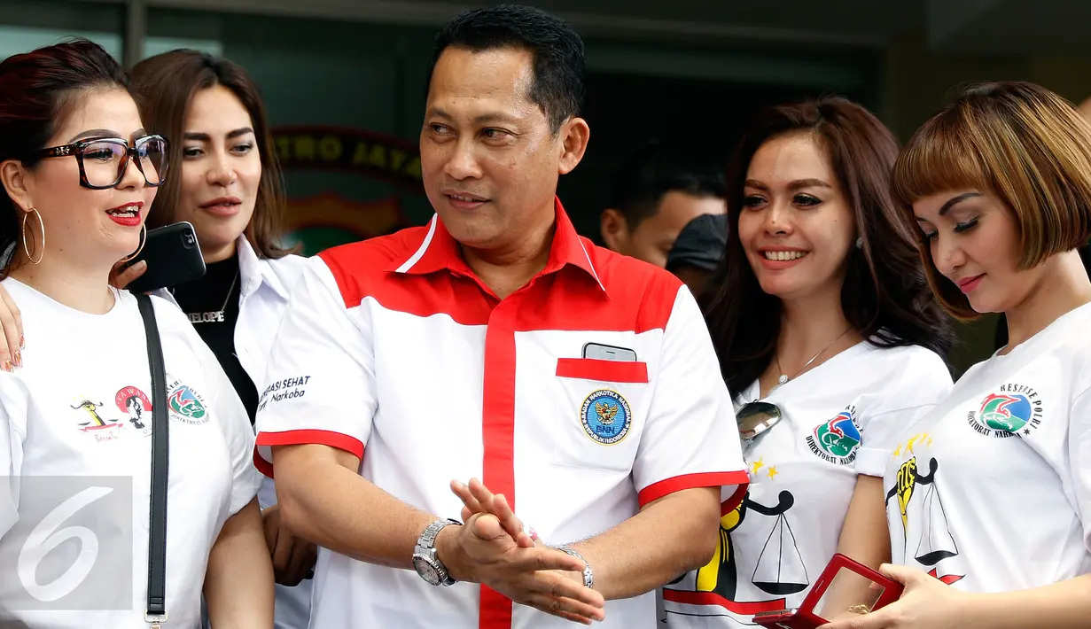 Sejumlah artis Ibukota mengikuti rilis barang bukti narkoba di Mapolda Metro Jaya, Jakarta, Rabu (7/10). 47 kg shabu dan 520 ribu butir ekstasy berhasil diamankan dari 4 orang tersangka. (Liputan6.com/Yoppy Renato)