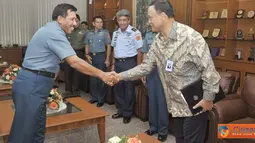 Citizen6, Jakarta: Panglima TNI menerima kunjungan Presiden The Eleventh Asia Pacific Conference on Emergency and Disaster Medicine (APCEDM XI) Dr. Abdul Radjak, DSOG beserta rombongan di Mabes TNI Cilangkap, Jakarta Timur, Jum’at (8/4). (Pengirim: Badar)