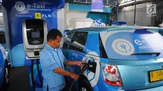 Pengemudi mobil Blue Bird BYD e6 A/T tengah mengisi daya listrik di pool Blue Bird, Jakarta, Selasa (23/4). Terdapat dua jenis mobil listrik yang digunakan Blue Bird yakni BYD e6 A/T untuk taksi reguler atau Blue Bird dan Tesla Model X 75D A/T untuk taksi eksekutif atau Silverbird. (Liputan6.com/Ang