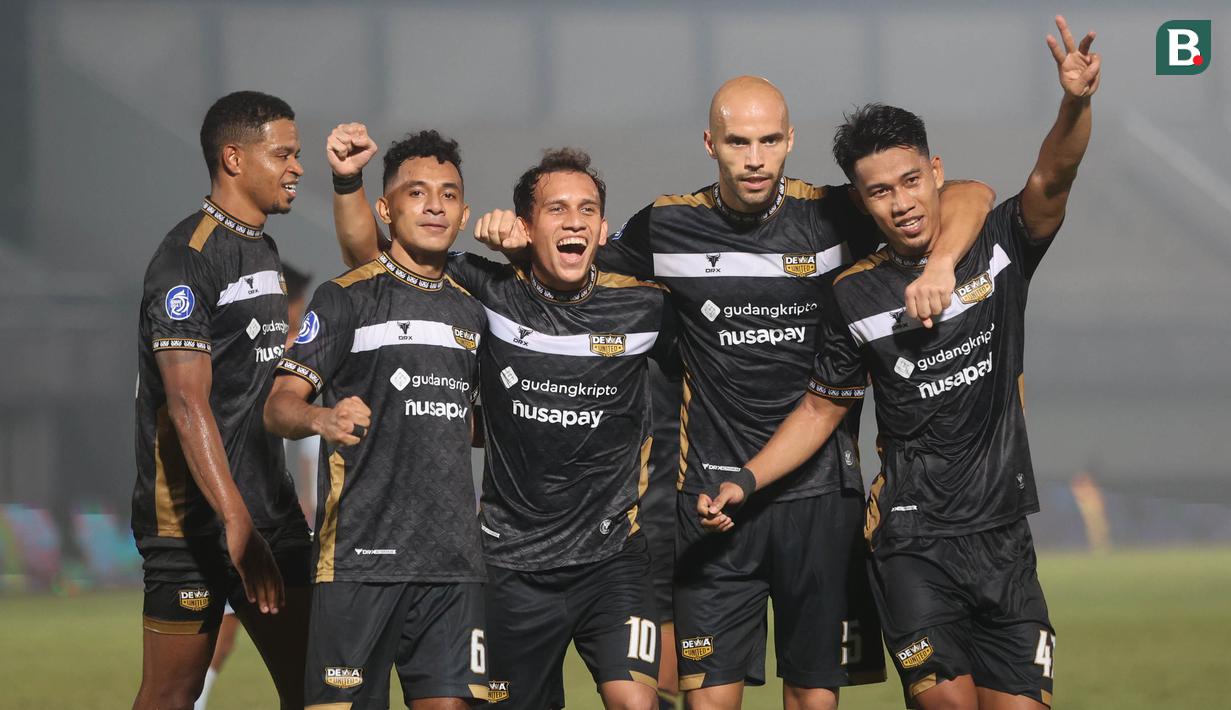 Para pemain Dewa United merayakan gol yang dicetak oleh Egy Maulana Vikri ke gawang Persita Tangerang pada laga BRI Liga 1 di Stadion Indomilk Arena, Tangerang, Kamis (27/3/2024). (Bola.com/M Iqbal Ichsan)