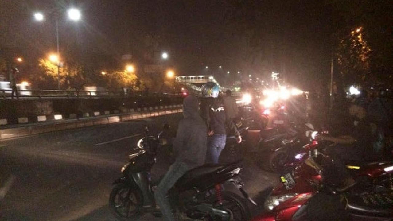 Beginilah aksi anarkis massa mencari pendukung Persib di jalan tol