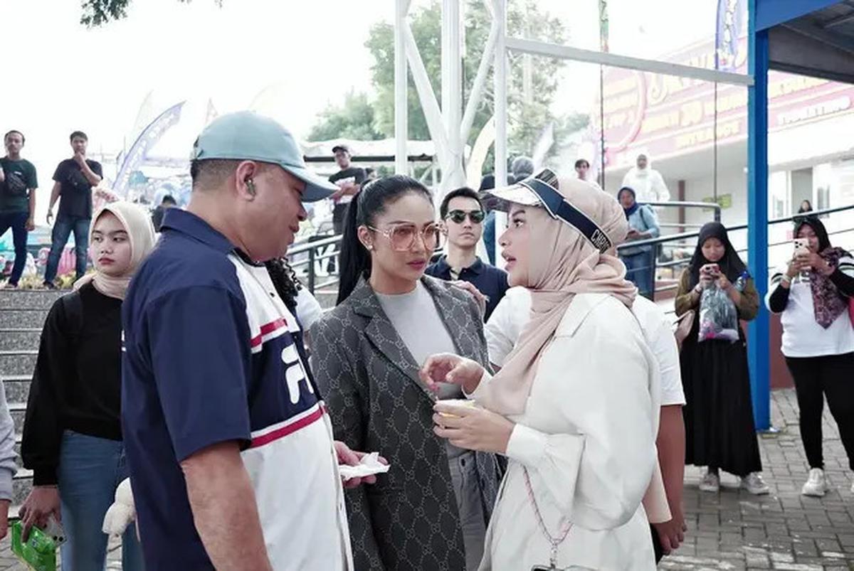 Gaya Healing Krisdayanti Bersama Keluarga Sebelum Pilkada Malang 2024, Konsisten Tampil Stylish dengan Barang Branded