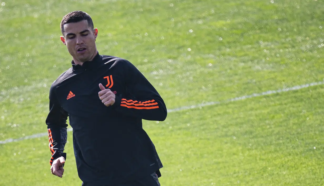 Penyerang Juventus, Cristiano Ronaldo melakukan pemanasan saat menghadiri sesi latihan tim di pusat pelatihan Juventus di Turin (8/3/2021). Ronaldo dan rekan-rekannya akan bertanding melawan Porto pada leg kedua babak 16 besar Liga Champions di Allianz Stadium. (AFP/MARCO BERTORELLO)