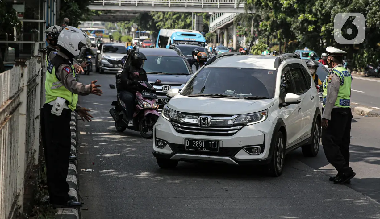 Polisi lalu lintas memberhentikan pengendara mobil saat Operasi Zebra Jaya 2022 di Jakarta, Selasa (4/10/2022). Operasi Zebra Jaya dilaksanakan pada tanggal 3 hingga 17 Oktober untuk menekan jumlah pelanggaran lalu lintas. (Liputan6.com/Faizal Fanani)