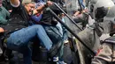 Menghadapi massa anarkis, petugas melakukan tindakan tegas dan terarah dengan menyemprotkan water canon ke pengunjuk rasa. (merdeka.com/Arie Basuki)