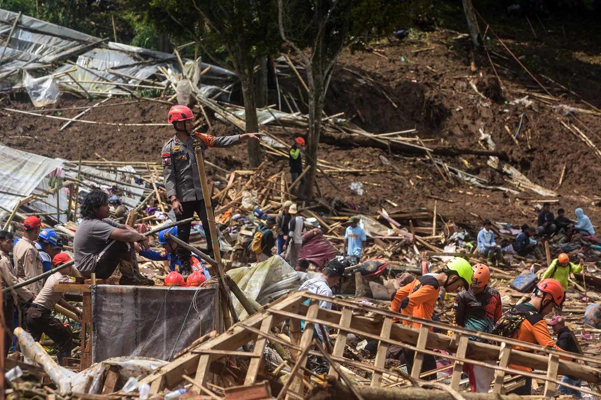 FOTO: Tim SAR Gabungan Intensifkan Pencarian Korban Longsor Pasirlangu