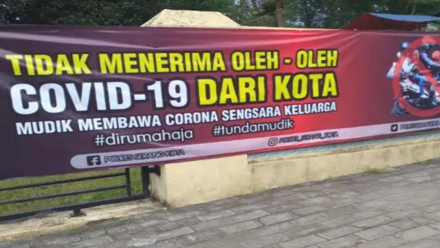 6 Tulisan Kreatif Baliho Himbauan Soal Covid-19 Ini Sukses Bikin Patuh