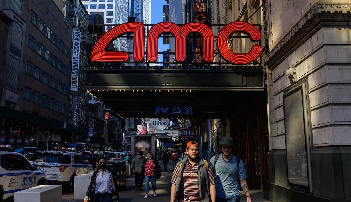Orang-orang melewati bioskop AMC dan IMAX di Theater District dekat Broadway, Kamis (6/5/2021). Gubernur New York Andrew Cuomo mengumumkan Broadway akan dibuka kembali pada 14 September 2021 dalam kapasitas 100 persen, dengan beberapa tiket mulai dijual hari ini. (Angela Weiss / AFP)