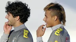 Duo penyerang Timnas Brasil Neymar (kanan) dan Alexandre Pato sedang berlatih pada 27 Juni di Campana, Argentina, dalam persiapan jelang Copa America. AFP PHOTO/Juan Mabromata