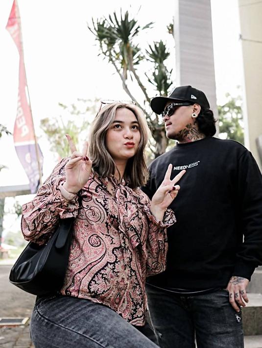 Dalam masa kehamilannya, Mbak Dem sapaan akrabnya kerap mengunggah potret penampilannya dengan perut yang makin buncit. Tetap tampil menawan dengan berbagai outfitnya, Wanita blasteran Sidoarjo-Australia ini kerap tuai pujian. (Liputan6.com/IG/@demilangston)