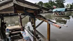 Lalu-lalang perahu eretan saat menyeberangkan warga di Kali Sunter, Rawa Badak, Jakarta, Rabu (20/1/2021). Hendi (40), salah satu penarik perahu eretan di Rawa Badak mengaku jasa transportasi alternatif ini masih diminati warga untuk menunjang aktivitas sehari-hari. (merdeka.com/Iqbal S. Nugroho)