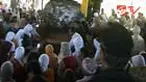 Peziarah makam Bung Karno dilarang mendekati makam, sebelum Wapres Boediono datang berziarah. Mereka menunggu selama enam jam. 