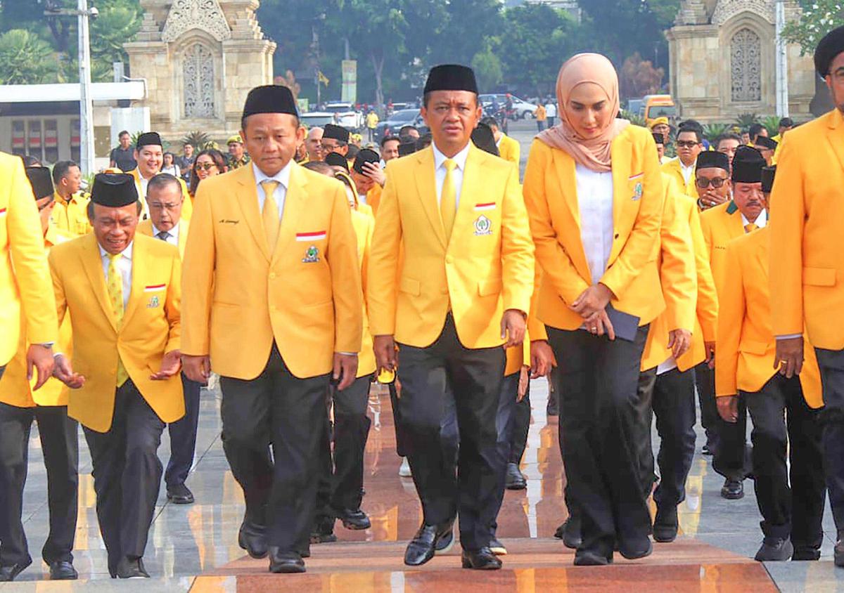 FOTO: Bahlil Lahadalia Pimpin Ziarah TMP Kalibata di HUT ke-61 Partai Golkar