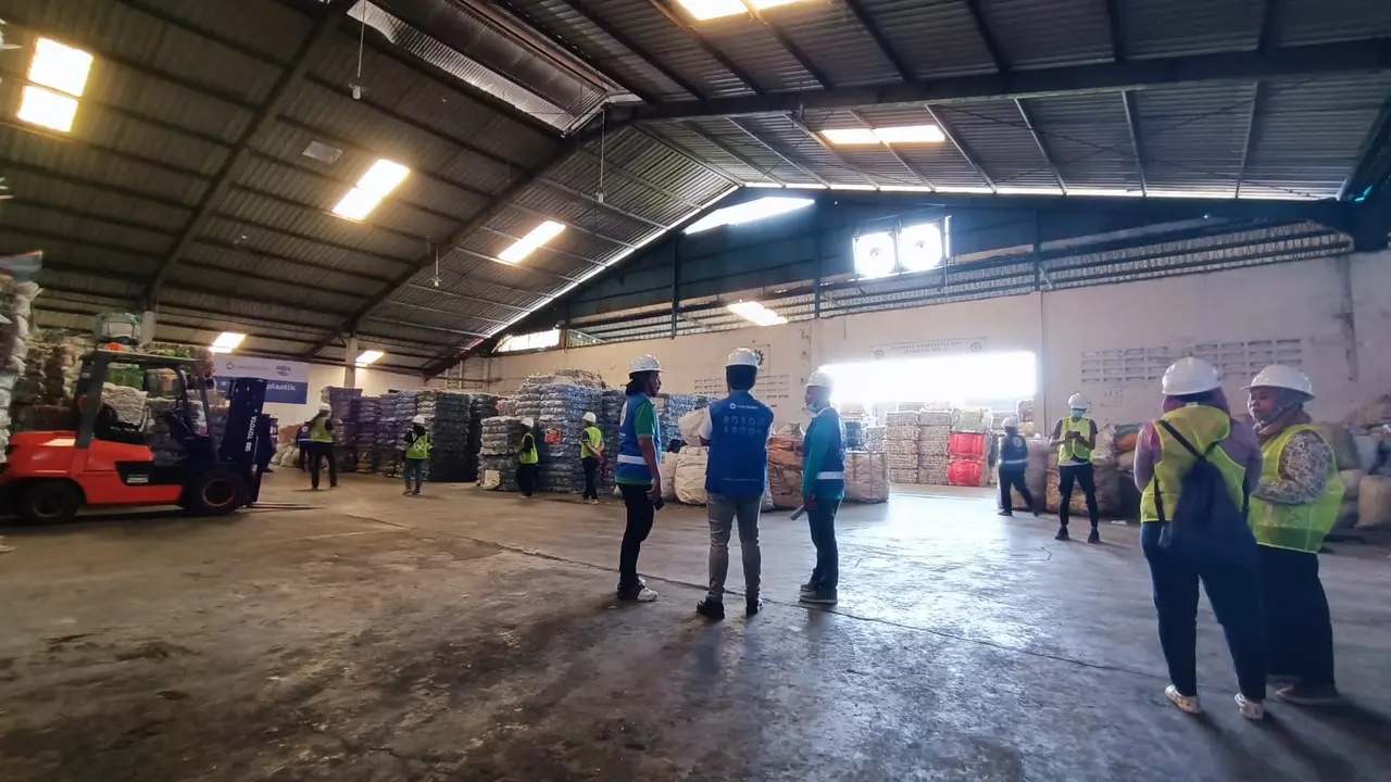 PT Tirta Investama (AQUA) bersama PT Khazanah Hijau Indonesia (Rekosistem) mendeklarasikan komitmen bersama untuk mengelola 1.400 metrik ton sampah kemasan dan botol plastik di Gresik, Jawa Timur (Jatim).