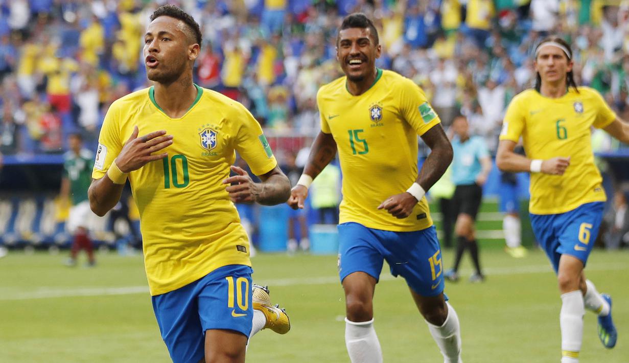 Striker Brasil, Neymar, melakukan selebrasi usai mencetak gol ke gawang Meksiko pada laga 16 besar Piala Dunia di Stadion Samara, Senin (2/7/2018). Brasil menang 2-0 atas Meksiko. (AP/Frank Augstein)
