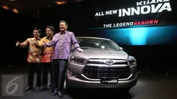 Presdir Toyota Astra Motor (TAM) Hiroyuki Fukui (tengah) saat peluncuran All-New Innova di Jakarta, Senin (23/11). Toyota mematok harga Rp282 juta untuk All New Innova tipe terendah dan Rp423.800.000 untuk tipe tertinggi. (Liputan6.com/Angga Yuniar)