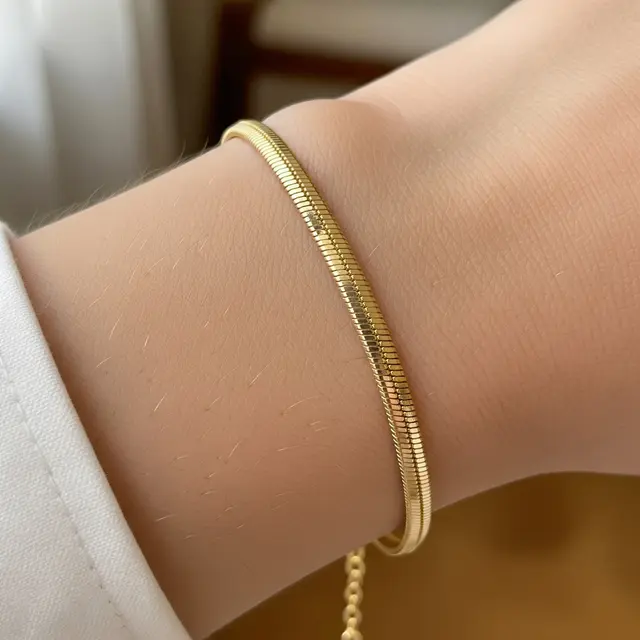 Model Gelang Emas Tipis yang Lagi Tren (Image by Gemini AI)
