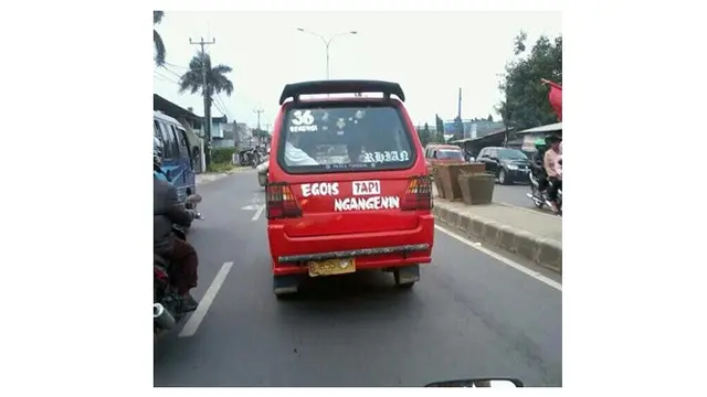 Tulisan Kocak Dibelakang Angkot Ini Bikin Gagal Fokus