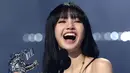 <p>Lisa menerima penghargaan Best K-Pop pada ajang MTV VMA 2022 di Prudential Center, Newark, New Jersey, Amerika Serikat, 28 Agustus 2022. Lisa pertama kali merilis single solo debutnya LALISA pada 10 September 2021. (Dimitrios Kambouris/Getty Images for MTV/Paramount Global/AFP)</p>