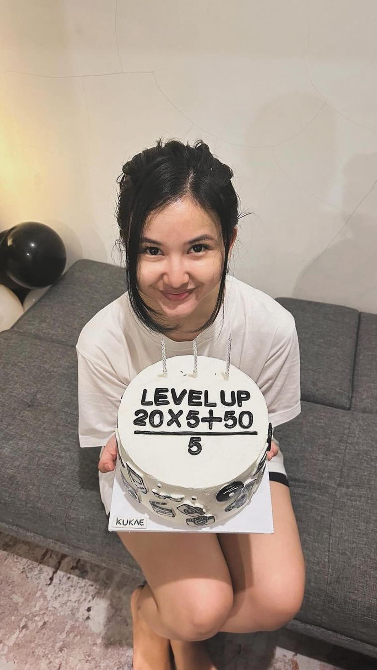 Saking cantik dan imutnya, Adinda tak terlihat sudah berkepala 3.