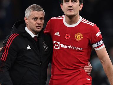 Harry Maguire merupakan kapten sekaligus pemain yang sulit digantikan di Manchester United asuhan Ole Gunnar Solskjaer. Ia tercatat bermain selama 876 menit dengan menorehkan 1,3 tackling per laga, 0,7 intersep, 3,5 sapuan, dan 0,6 pelanggaran, serta memenangkan 24 kali duel udara. (AFP/Glyn Kirk)