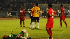 Legenda sepak bola Indonesia tidak berdaya saat berlaga melawan para mantan pemain dunia di Stadion GBK Jakarta, (7/6/2014). (Liputan6.com/Helmi Fithriansyah)