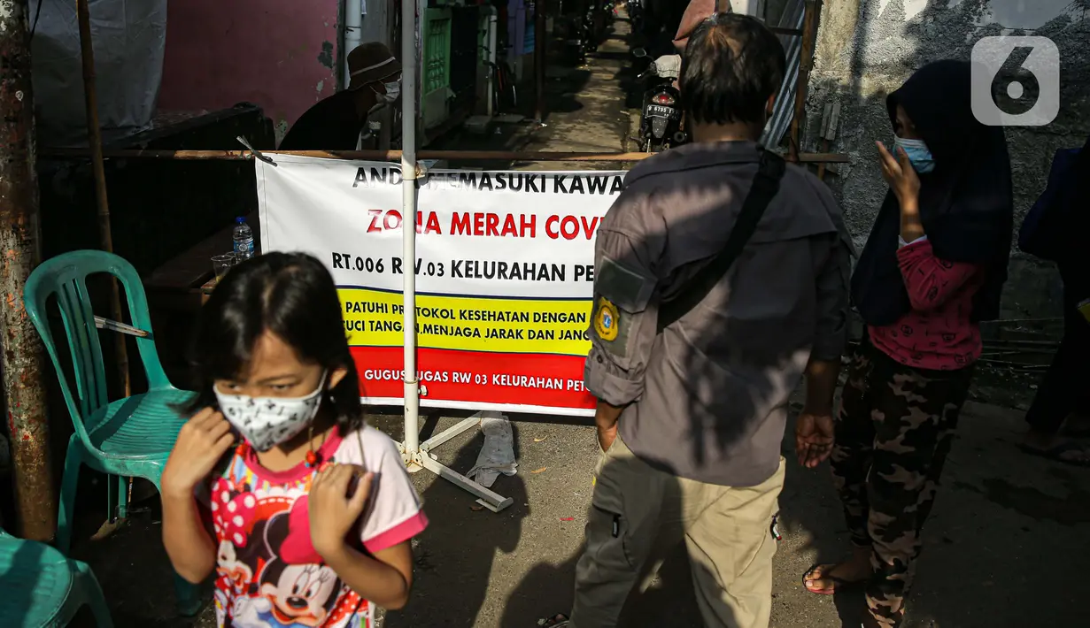 Warga beraktivitas di zona merah COVID-19 Kelurahan Petogogan RT 006 RW 003, Jakarta, Selasa (22/6/2021). Pemprov DKI menetapkan 10 RT sebagai zona merah yang tersebar di Jakarta Pusat satu RT, Jakarta Timur tiga RT, Jakarta Barat tiga RT dan Jakarta Selatan tiga RT. (Liputan6.com/Faizal Fanani)