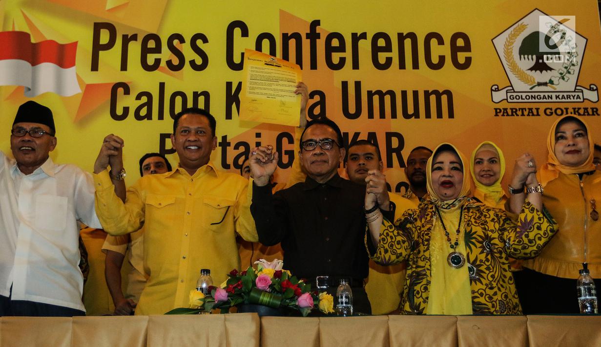 Politisi Partai Golkar, yakni Ali Yahya (kiri), Bambang Soesatyo (kedua kiri), Ulla Nuchrawatty (kedua kanan) dan Marlinda Irwanti (kanan) menyatakan diri maju sebagai calon ketua umum Partai Golkar periode 2019-2024 saat konferensi pers di Jakarta, Kamis (18/7/2019). (Liputan6.com/Herman Zakharia)