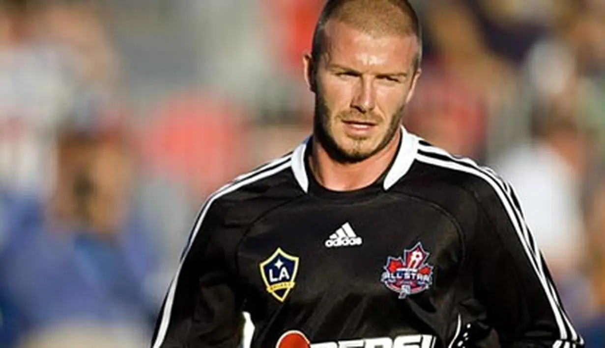 David Beckham of the Los Angeles Galaxy runs down the field during the MLS all Star Game against West Ham United in Toronto, Canada, July 24, 2008. The MLS All Stars defeated West Ham United 3-2. AFP PHOTO / Geoff Robins