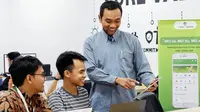 Arif Susilo (berdiri, paling kanan) CEO ManyOption bersama timnya di kantor.  foto: istimewa