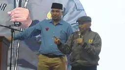 Ketua Dewan Kehormatan PAN Amien Rais saat memberikan pidato pada acara Syukuran dan Munajat Kemenangan Prabowo-Sandi di Padepokan Pencak Silat TMII, Rabu (24/4). (Liputan6.com/Herman Zakharia)