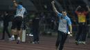 Pelatih Bhayangkara FC, Simon McMenemy, merayakan kemenangan atas Bali United pada laga Liga 1 Indonesia di Stadion Patriot, Bekasi, Jumat (29/9/2017). Bhayangkara menang 3-2 atas Bali. (Bola.com/Vitalis Yogi Trisna)