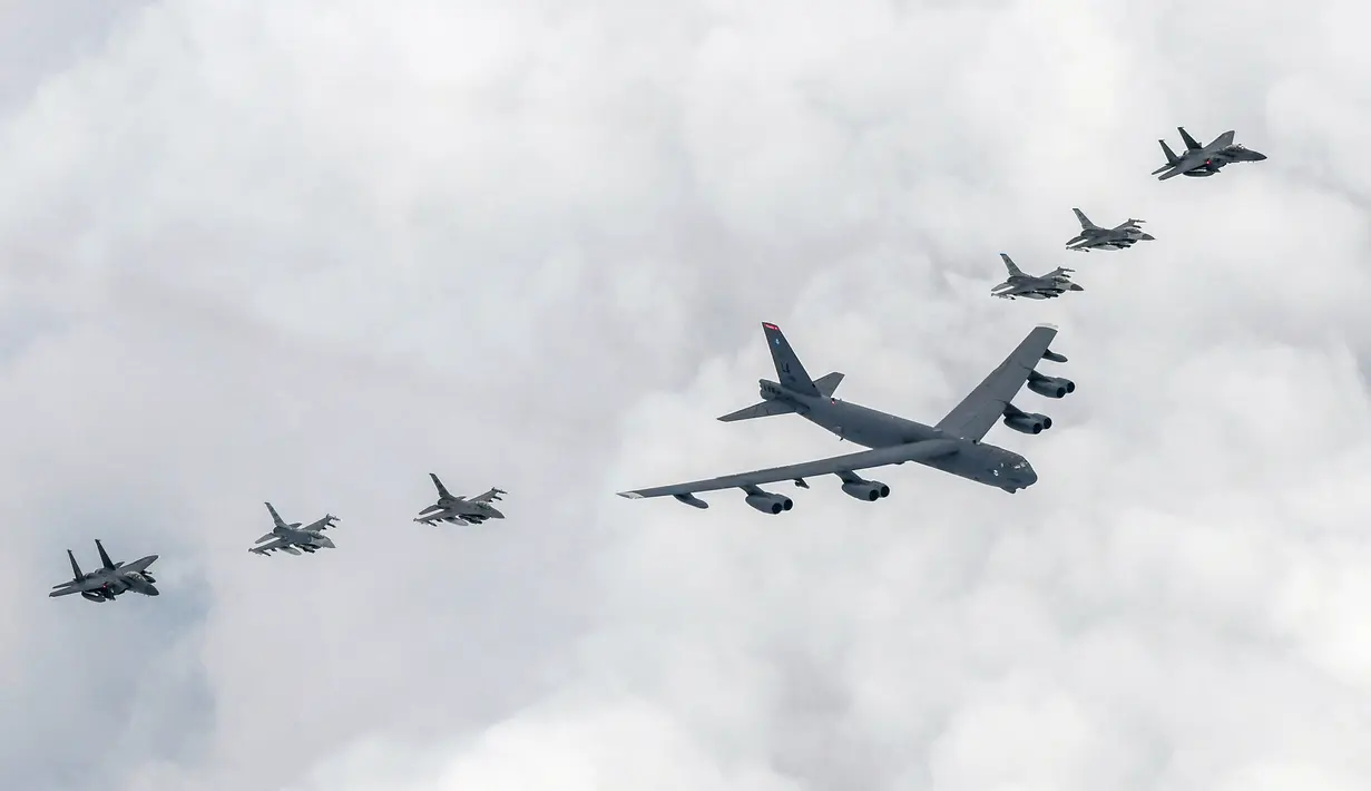 Dalam foto yang disediakan oleh Kementerian Pertahanan Korea Selatan ini memperlihatkan pesawat pengebom Amerika Serikat B-52H (tengah) serta jet tempur F-16 dan jet tempur F-15K Angkatan Udara Korea Selatan (kiri atas dan kanan bawah) terbang di atas Semenanjung Korea saat latihan bersama di Korea Selatan, Kamis (13/7/2023). (South Korea Defense Ministry via AP)