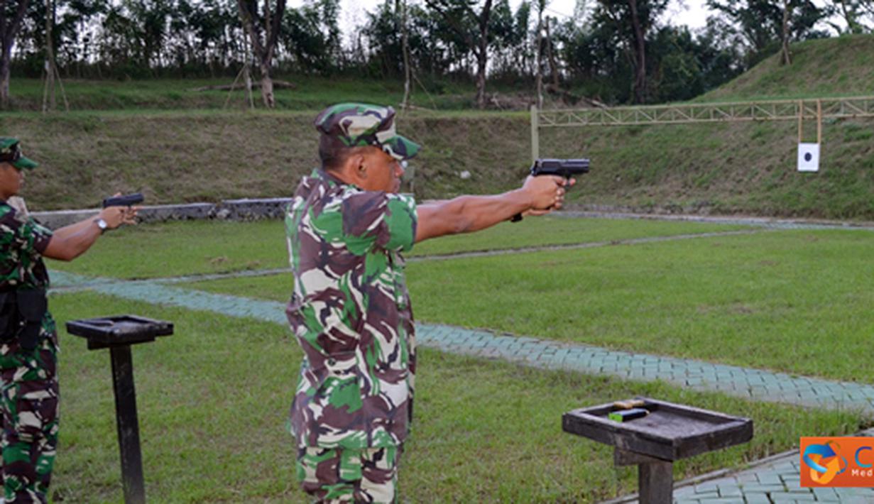 Citizen6, Surabaya: Latihan dilanjutkan dengan adu ketangkasan menembak antar Batalyon Menbanpur-1 Mar dengan permainan setiap Batalyon mengeluarkan tiga perwira terbaiknya. (Pengirim: Budi Abdillah)