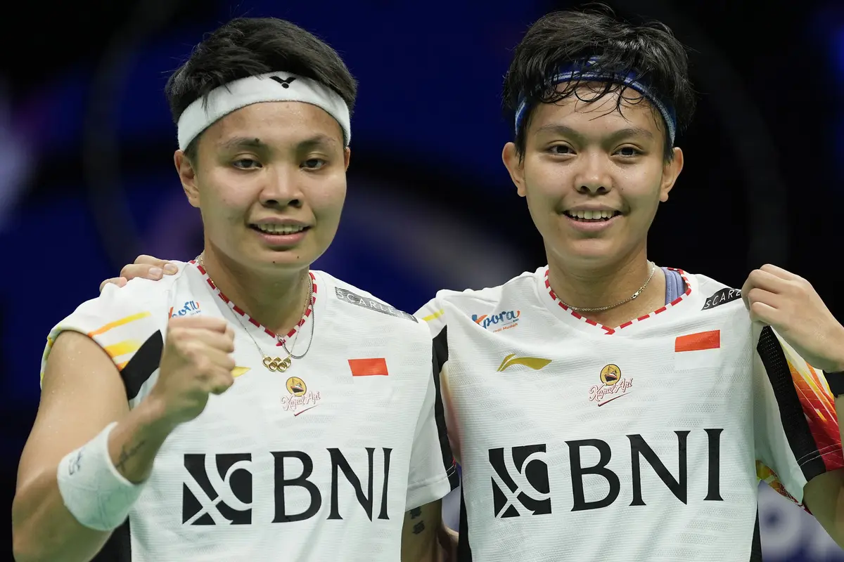 Foto: Aksi Jatuh Bangun Ester Nurumi Tri Wardoyo Pastikan Tim Uber Indonesia Singkirkan Thailand untuk Melenggang ke Semifinal