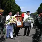 Upacara pemakaman HR Nuriana dilaksanakan secara militer di  Taman Makam Pahlawan Cikutra, Kota Bandung, Kamis, 11 Juli 2024, sebagai bentuk penghormatan dari pemerintah dan TNI atas jasa dan darma bakti almarhum semasa hidupnya. (Dok. Pemprov Jabar).