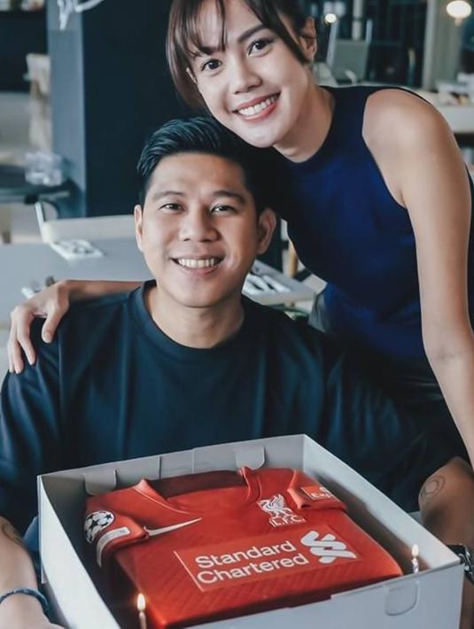 Cukup lama menjalin hubungan dengan Nino RAN, kebersamaan Della Dartyan dan kekasih pun kerap dibagikan dalam media sosial keduanya. Pasangan yang kerap didoakan lekas menikah ini pun tampil makin mesra dalam kesehariannya. (Liputan6.com/IG/@delladartyan)