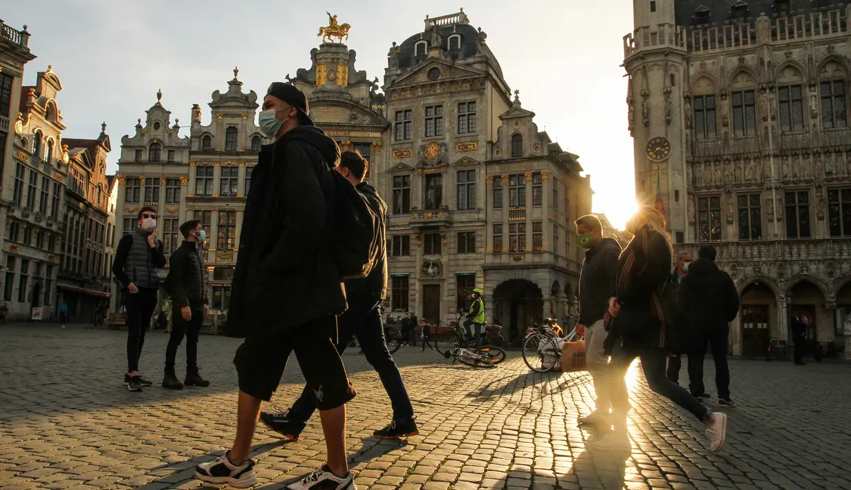 Sejumlah orang yang mengenakan masker berjalan di Grand Place di Brussel, Belgia, pada 8 November 2020. Kasus COVID-19 global melampaui angka 50 juta pada Minggu (8/11), menurut lembaga Center for Systems Science and Engineering (CSSE) di Universitas Johns Hopkins. (Xinhua/Zheng Huansong)