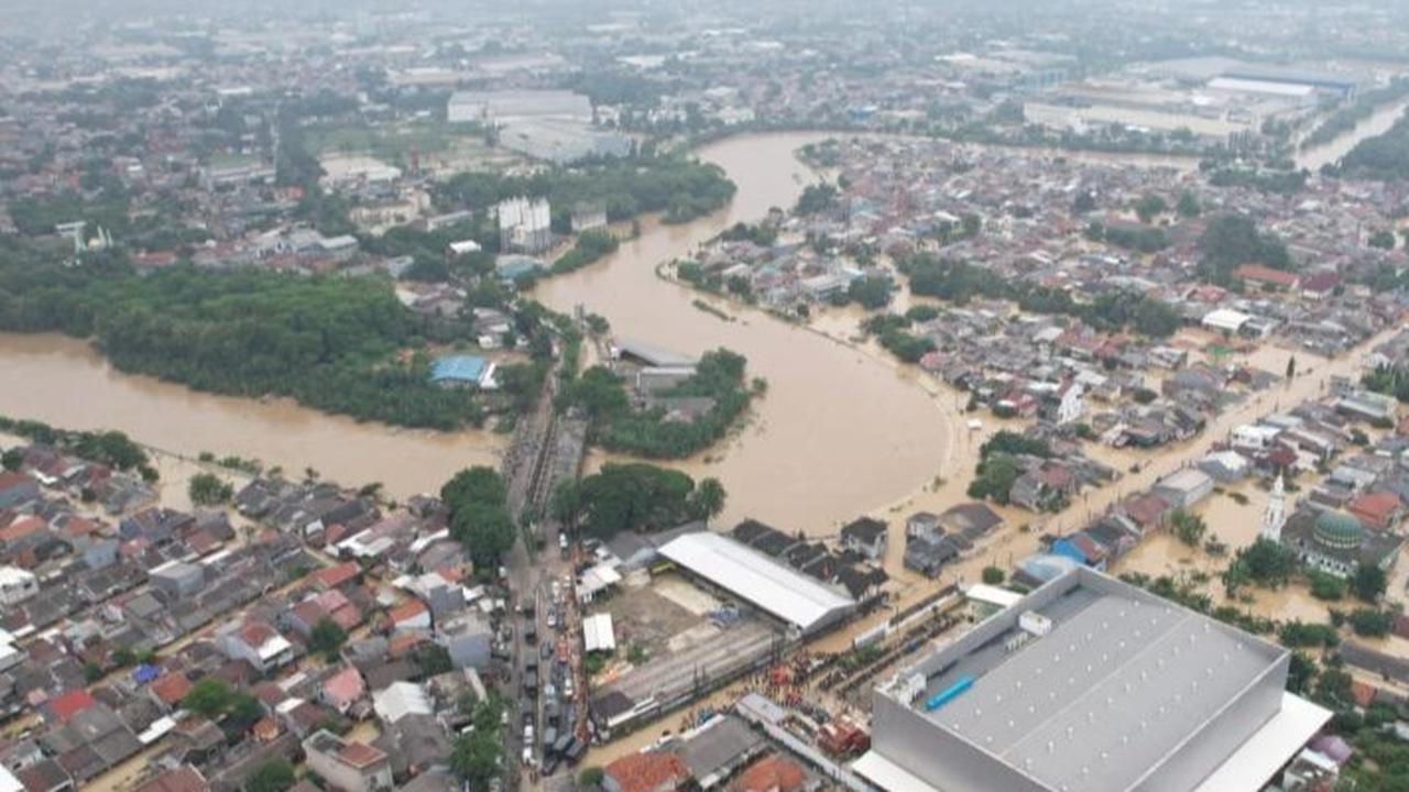 Jadi Salah Satu Titik Terparah, Begini Kondisi Banjir di Kemang Pratama Bekasi Pagi Ini