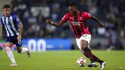 Pemain AC Milan Rafael Leao menggiring bola disaksikan pemain Porto Otavio (kiri) pada pertandingan sepak bola Grup B Liga Champions di Stadion Dragao, Porto, Portugal, Selasa (19/10/2021). Porto menang 1-0. (AP Photo/Luis Vieira)