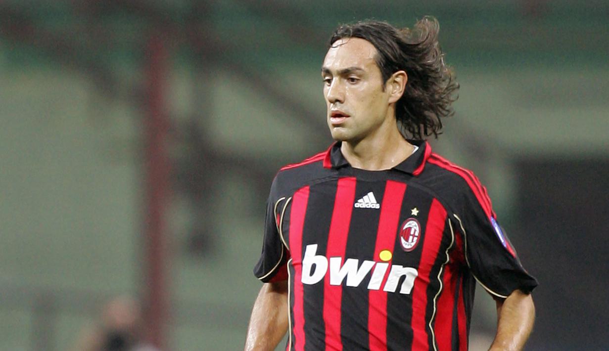 1. Alessandro Nesta - Mantan bek tangguh yang dimiliki AC Milan ini terpaksa harus absen satu pekan karena mengalami cedera jari. Nesta mengalami cedera jari akibat terlalu lama bermain playstation. (AFP/Paco Serinelli)