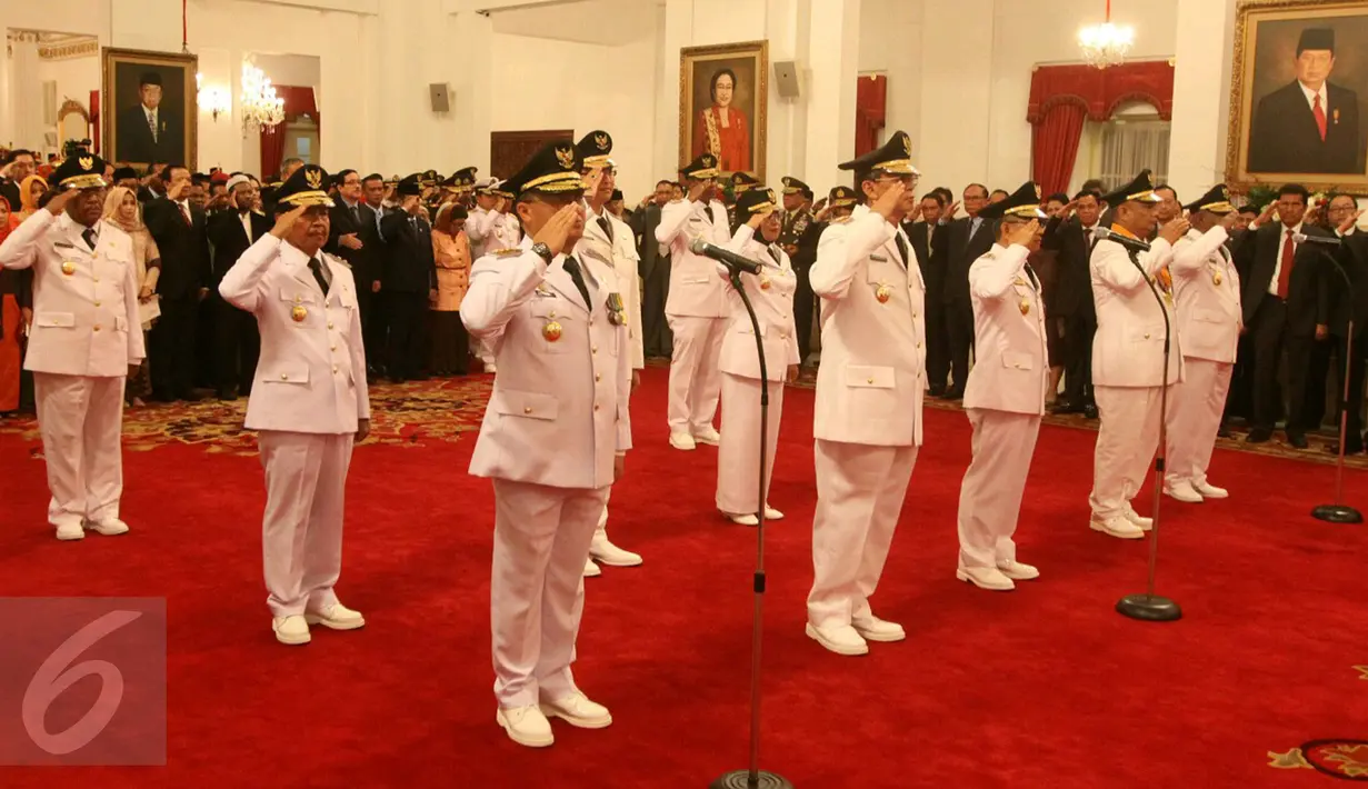Suasana pelantikan lima Gubernur dan Wagub baru di Istana Negara, Jakarta, Jumat (12/5).  Jokowi juga melantik Wagub Riau Wan Thamrin Hasyim, yang dipilih lewat voting di DPRD, untuk mengisi sisa jabatan 2014-2019. (Liputan6.com)