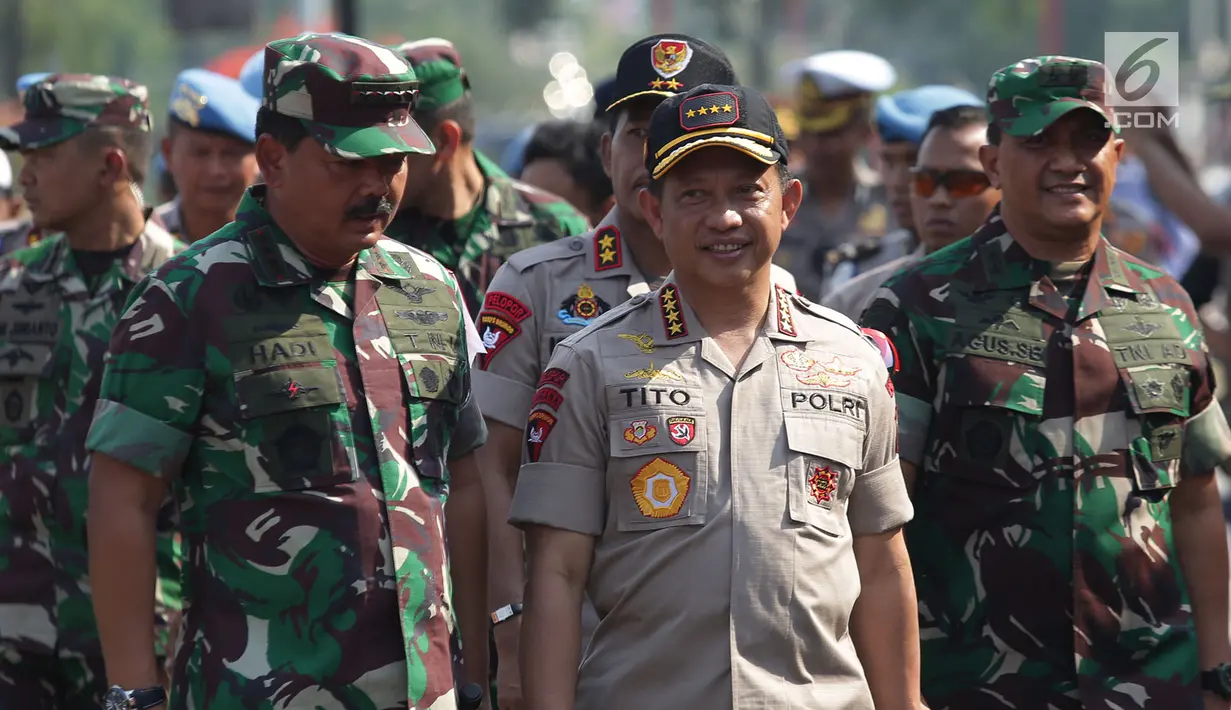 Kapolri Jenderal Tito Karnavian dan Panglima TNI Marsekal Hadi Tjahjanto menghadiri apel Pengamanan Penyelenggara Pemilu 2019 di Lapangan Monas, Jakarta, Selasa (18/9). Pengamanan pemilu ini diberi nama sandi “Mantap Brata” 2018. (Merdeka.com/Imam Buhori)